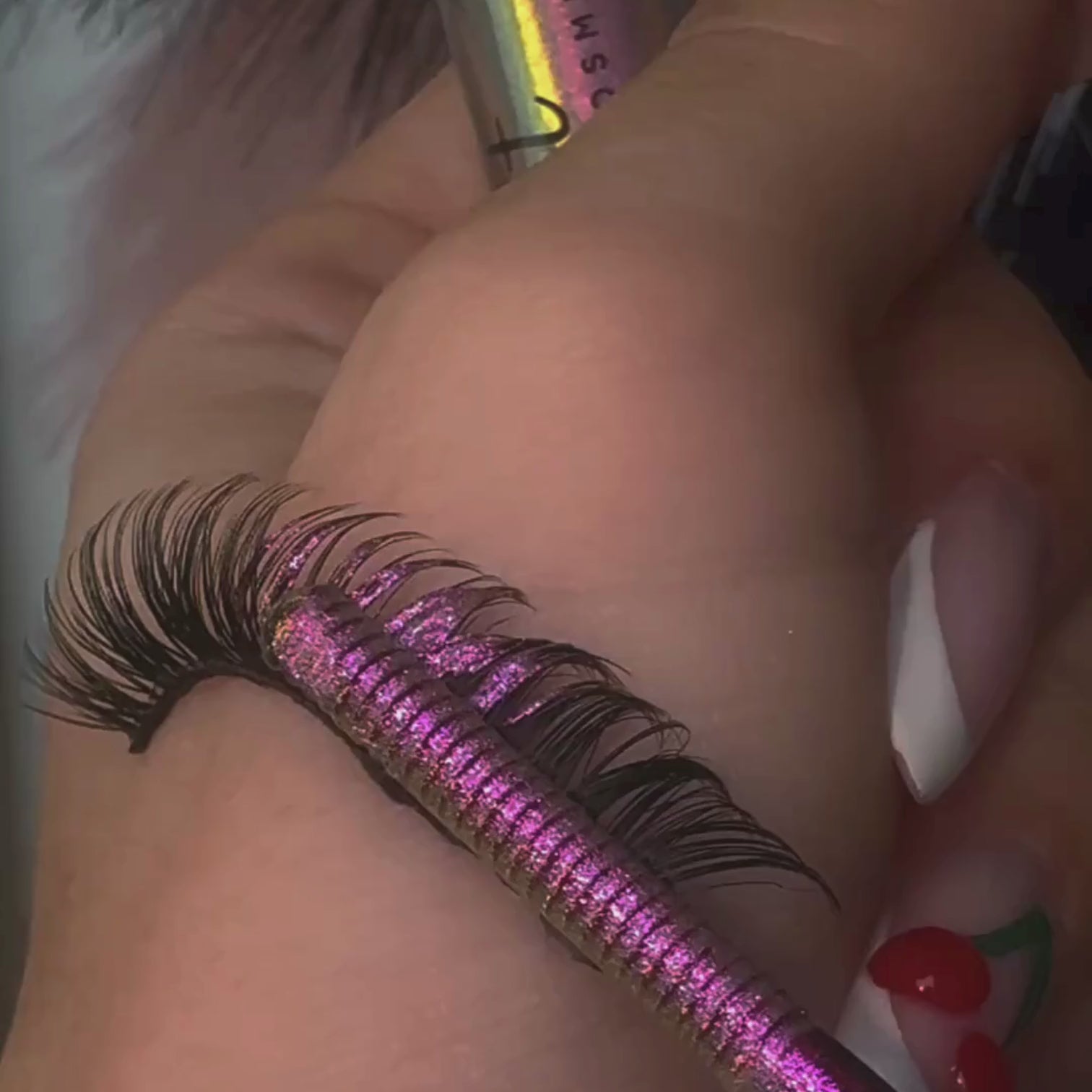 Mascara multichrome Lashtrip avec reflets changeants et effet volume.