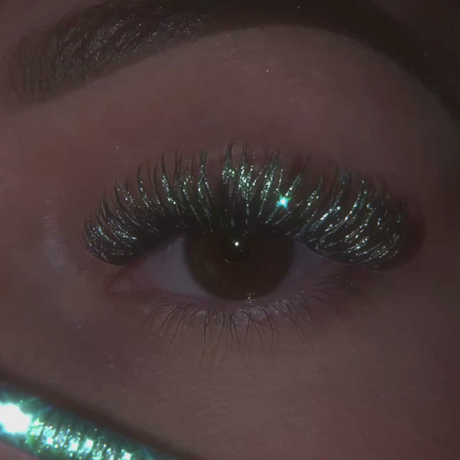 Mascara multichrome Lashtrip avec reflets changeants et effet volume.