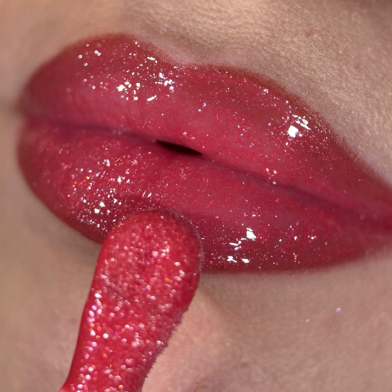 Gloss pailleté PixieGloss After Party porté sur les lèvres